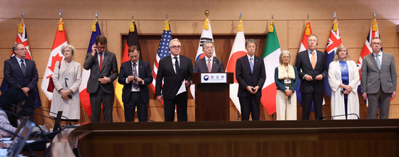 South Korean Vice Foreign Minister Kim Hong-kyun, center, U.S. Deputy Secretary of State Kurt Campbell, fifth from left, and Japanese Vice Foreign Minister Masataka Okano, seventh from left, along with eight other ambassadors to Korea attend the announcement on a new intergovernmental body on monitoring North Korea sanctions at the Ministry of Foreign Affairs in central Seoul on Wednesday. [KIM KYEONG-ROK]