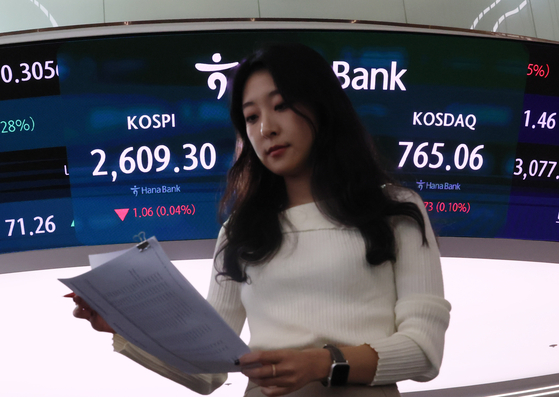 A screen in Hana Bank's trading room in central Seoul shows the Kospi closing at 2,609.30 points on Wednesday, down 0.04 percent, or 1.06 points, from the previous trading session. [YONHAP] 