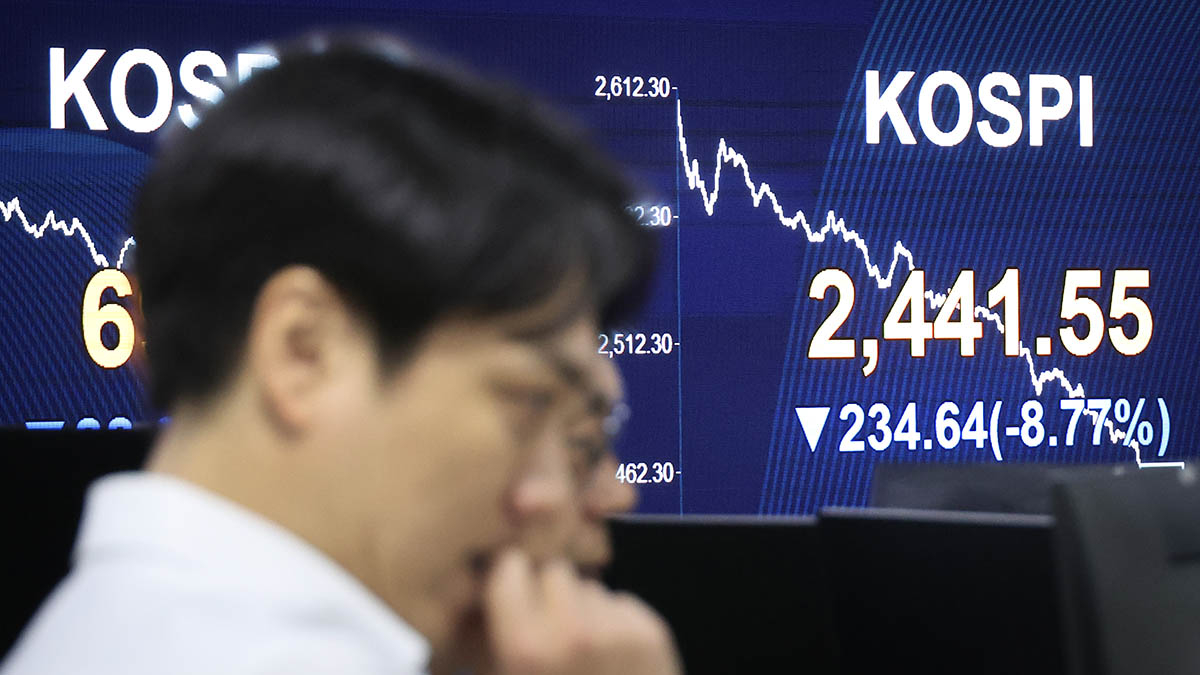 A screen in Hana Bank's trading room in central Seoul shows the Kospi closing at 2,441.55 points on Aug. 5, down 8.77 percent, or 234.64 points, from the previous trading session. [YONHAP]