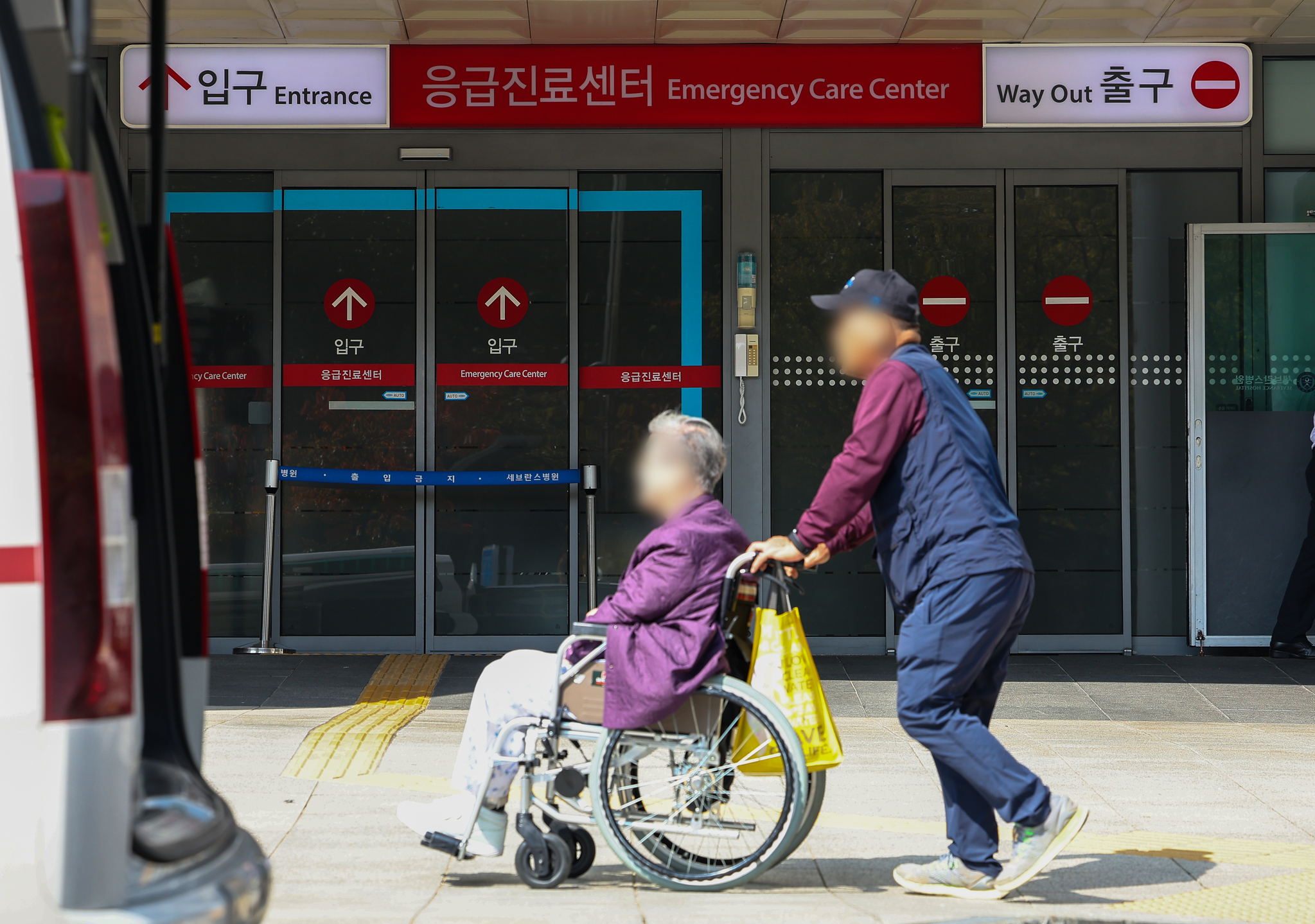 A patient and a guardian walk past an emergency room at a general hospital in Seoul on Wednesday. [YONHAP] 