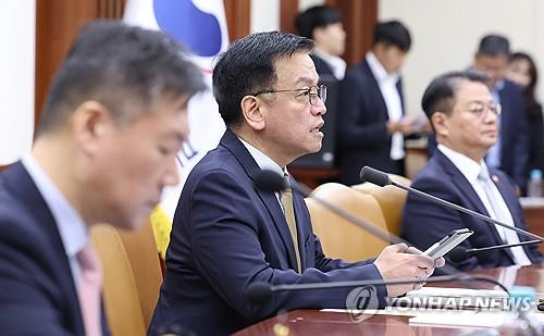 Finance Minister Choi Sang-mok speaks during a ministerial meeting on external economics in Seoul on Friday. [YONHAP]