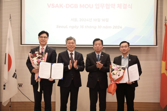 From left, Seong Tae-moon, executive director of DGB Financial Group's Group Value Management; Hwang Byung-woo, CEO of DGB Financial Group; Vu Ho, Vietnamese ambassador to Korea; and Nguyen Tran Hung, president of the Vietnamese Students' Association in Korea, pose for a photo after signing a memorandum of understanding in Jongno District, central Seoul, on Wednesday. [DGB FINANCIAL GROUP]