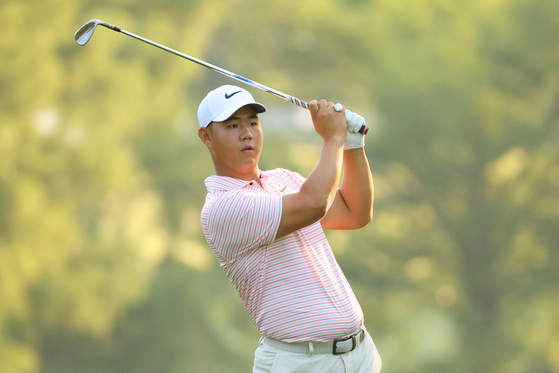 Tom Kim follows an approach shot from the first fairway during the first round of the FedEx St. Jude Championship at TPC Southwind on Aug. 15 in Memphis, Tennessee. [GETTY IMAGES]