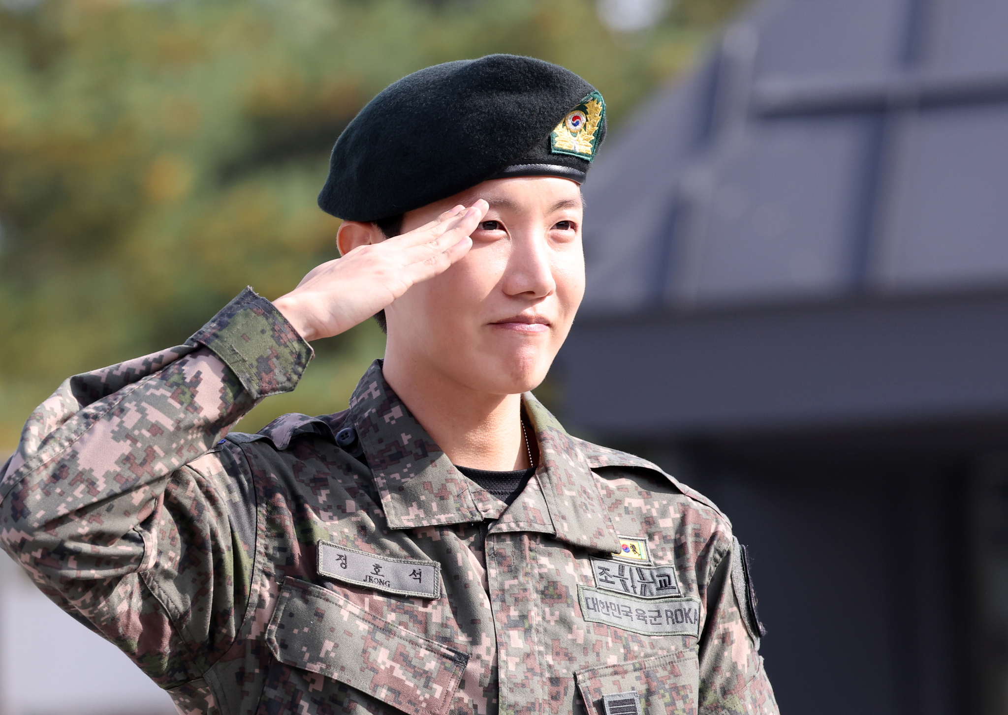 BTS's J-Hope salutes to reporters and fans after finishing his mandatory military duty on Oct. 17 at his base camp in Wonju, Gangwon. [YONHAP]