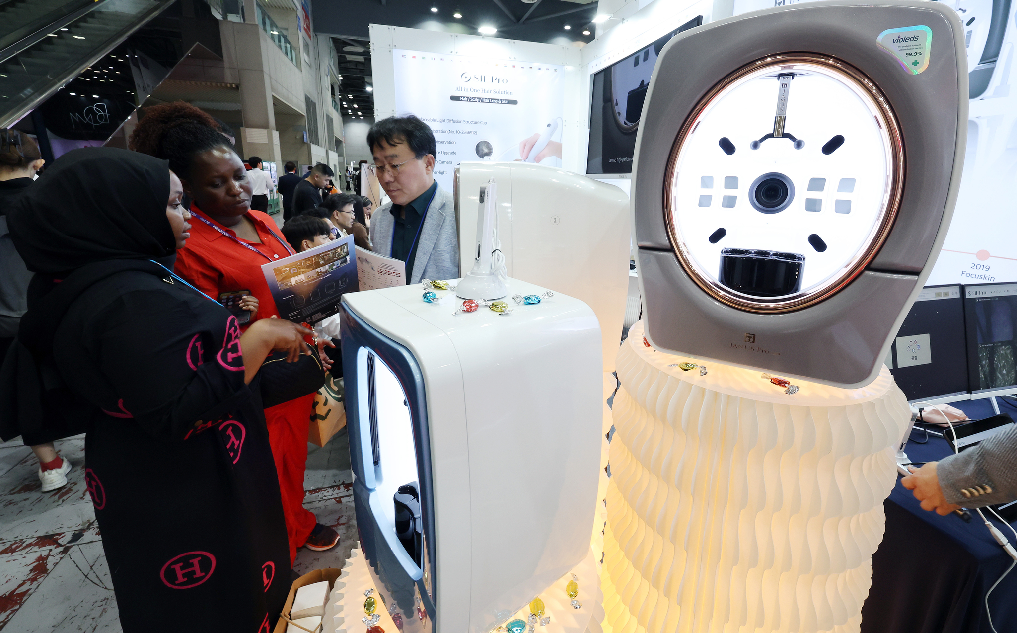 Overseas customers receive consulting for their facial age at a booth set up at the Kbeauty Expo Korea held at Kintex in Goyang, Gyeonggi, on Thursday. The 16th edition of the expo will run through Saturday. [NEWS1] 