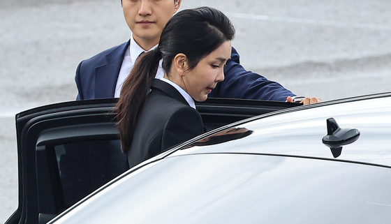 First lady Kim Keon Hee boards a car after a ceremony marking Armed Forces Day at Seoul Air Base in Seongnam, Gyeonggi, on Oct. 1. [NEWS1] 