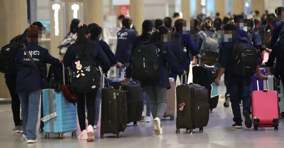 A group of foreign workers arrive in Korea in 2022. [NEWS1]