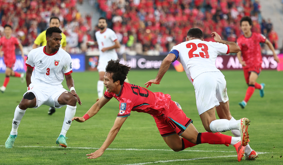 Korea's Eom Ji-sung, center, falls during a 2026 World Cup qualifier against Jordan at Amman International Stadium in Jordan on Oct. 10. [YONHAP]