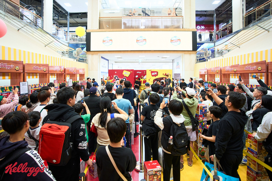 Shoppers rush to buy Kellogg's cereal products as part of a Brawl Stars special event at Starfield Mall's Jukjeon branch. [NONGSHIM KELLOGG] 