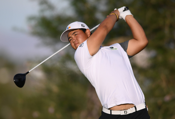 Tom Kim plays his shot from the 18th tee during the final round of the Shriners Children's Open at TPC Summerlin on Oct. 9, 2022 in Las Vegas, Nevada. [AFP/YONHAP]