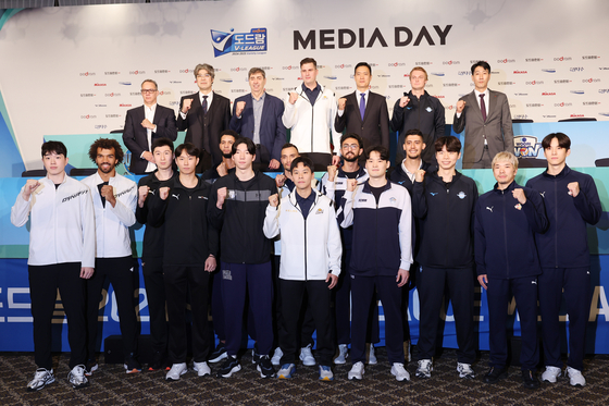 The men's V Leage teams' players and head coaches pose for a photo during a media day event at the K Hotel in southern Seoul on Tuesday. [YONHAP]