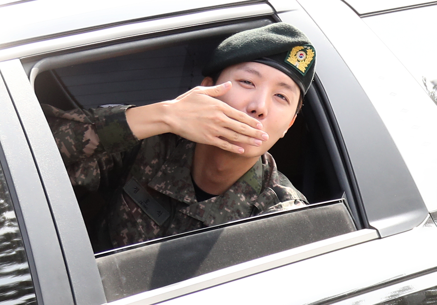 J-Hope of boy band BTS blows kisses to fans as he leaves his base camp in Wonju, Gangwon, after finishing his mandatory military duty on Oct. 17. [NEWS1]