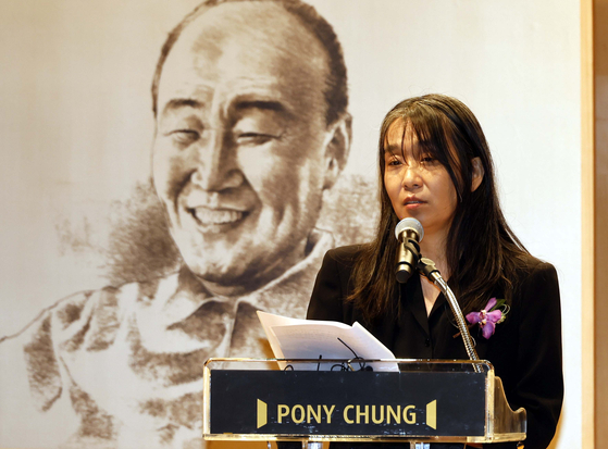 Author Han Kang gives a speech after receiving the Pony Chung Innovation Award in Gangnam District, southern Seoul, on Thursday. [JOINT PRESS CORPS]