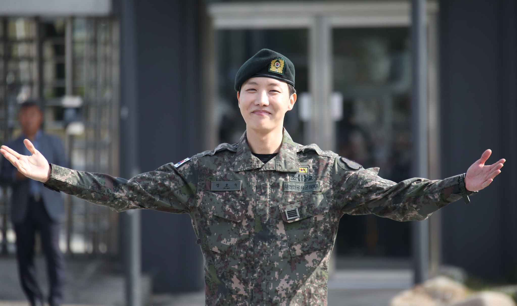 BTS's J-Hope greets reporters and fans after finishing his mandatory military duty on Oct. 17 at his base camp in Wonju, Gangwon. [NEWS1]