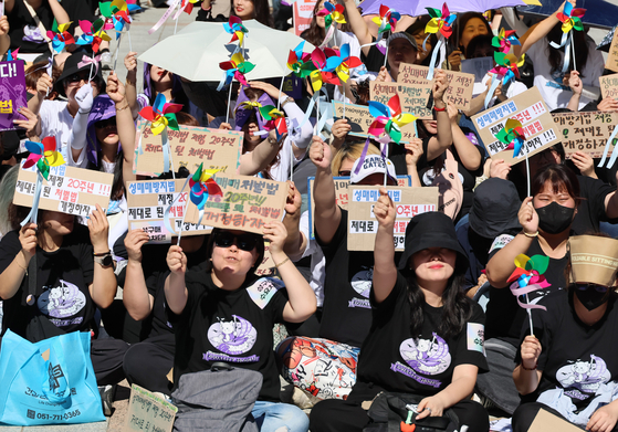 Participants call for revision of a law that discriminates against sex workers at a rally in central Seoul on Sept. 23. [YONHAP]