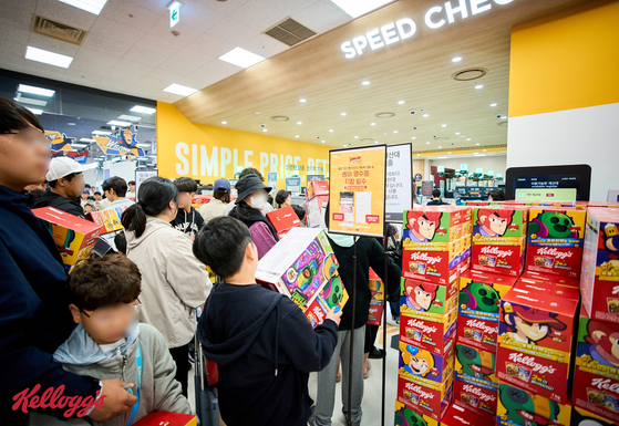 Shoppers rush to buy Kellogg's cereal products as part of a Brawl Stars special event at Starfield Mall's Jukjeon branch. [NONGSHIM KELLOGG]