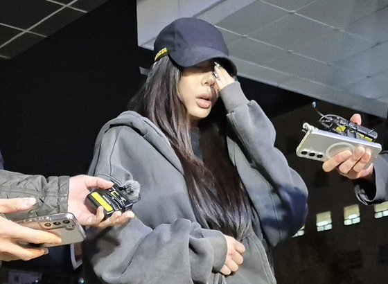 Singer-rapper Jessi arrives at Seoul Gangnam Police Station in southern Seoul on Wednesday for questioning over an assault case involving her fan. [YONHAP]