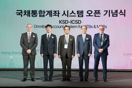 Minister of Economy and Finance Choi Sang-mok, center, poses for a photo with senior officials during a ceremony celebrating the launch of the omnibus account system in western Seoul on June 28. [KOREA SECURITIES DEPOSITORY]