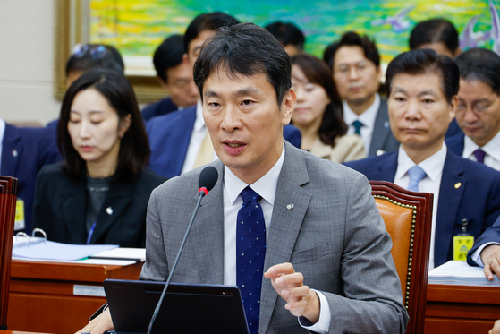 Financial Supervisory Service Gov. Lee Bok-hyun speaks during a parliamentary audit held at the National Assembly in western Seoul on Thursday. [NEWS1]