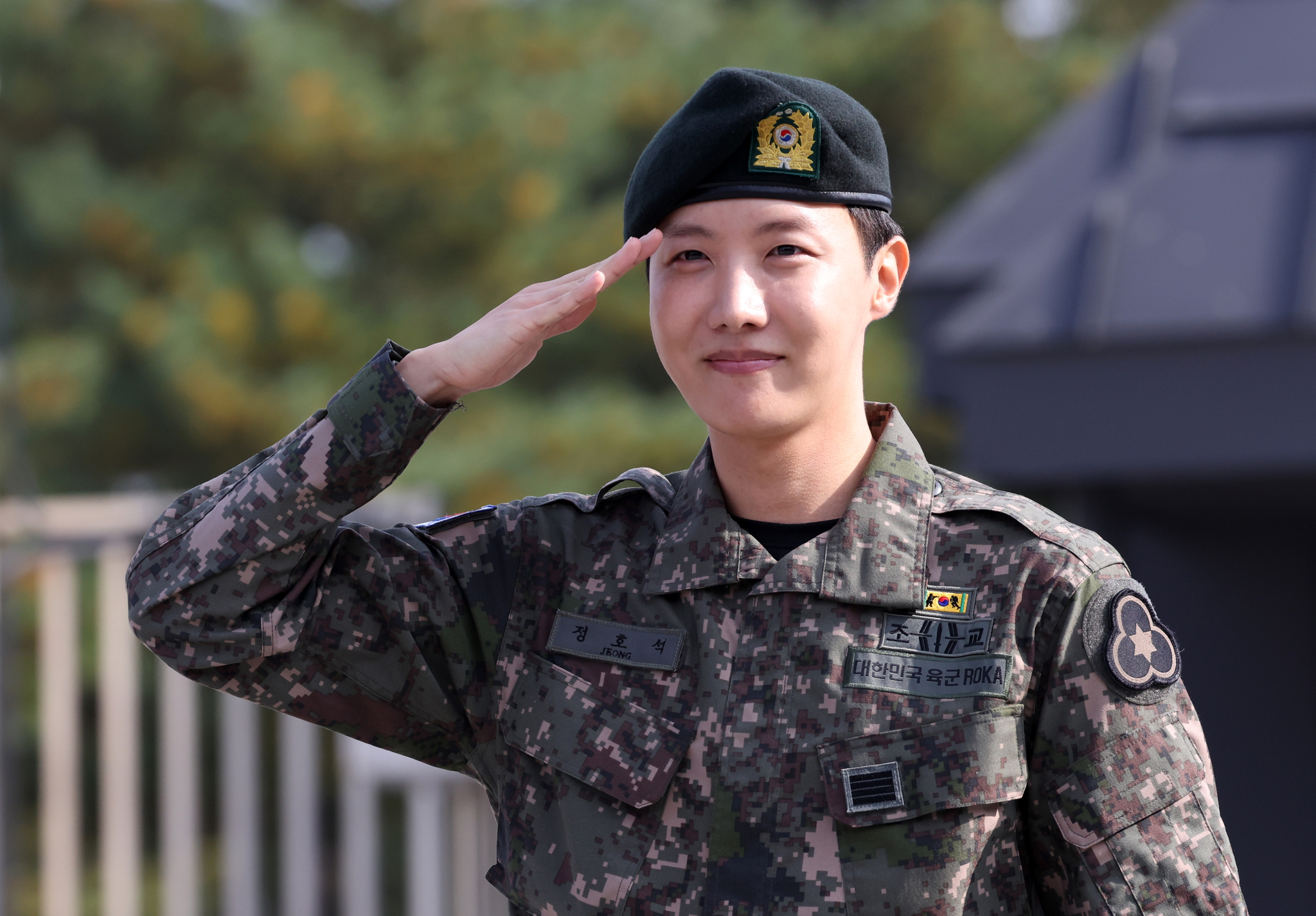 BTS's J-Hope salutes to reporters and fans after finishing his mandatory military duty on Oct. 17 at his base camp in Wonju, Gangwon. [YONHAP]