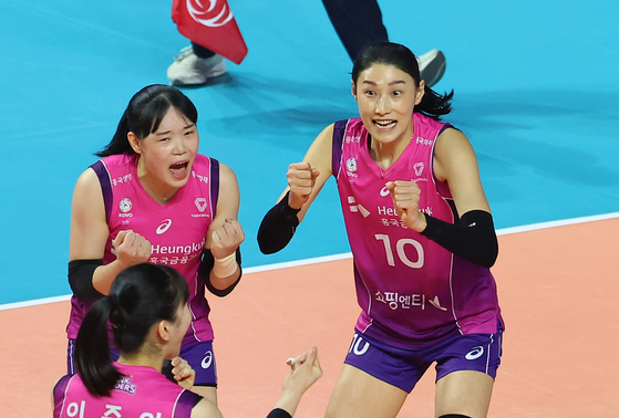 Heungkuk Life Insurance Pink Spiders' Kim Yeon-koung, right, celebrates during a 2023-24 V League Championship game against Suwon Hyundai Engineering & Construction Hillstate at Incheon Samsan World Gymnasium in Incheon on April 1. [YONHAP] 