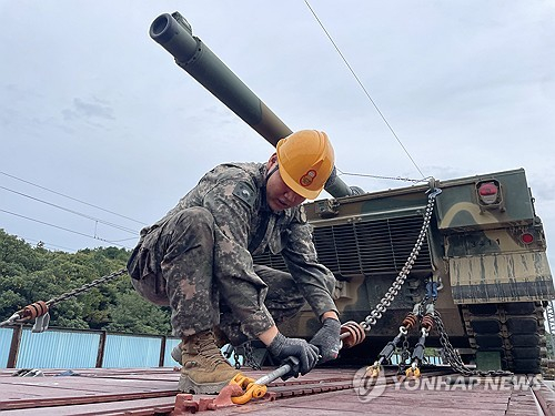 A soldier from the 8th Maneuver Division fastens a K2 tank onto a flatcar in Yangju, Gyeonggi, in this photo provided by the unit on Oct. 14, ahead of the military's annual Hoguk exercise. [YONHAP]