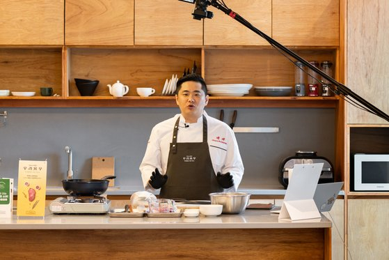 Chef Hwang Jin-seon prepares to cook stir-fried mala beef. [MODESTFILM]