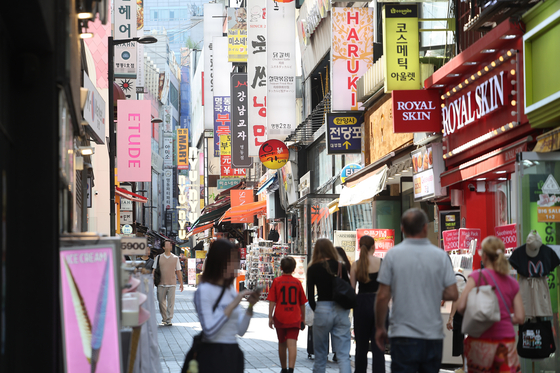 Shoppers stroll through Myeong-dong, central Seoul, on Sept. 30, 2024. [YONHAP]