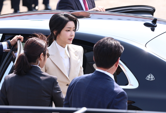 First lady Kim Keon Hee arrives at Seoul Airport in Seongnam, Gyeonggi, on June 10. [NEWS1] 