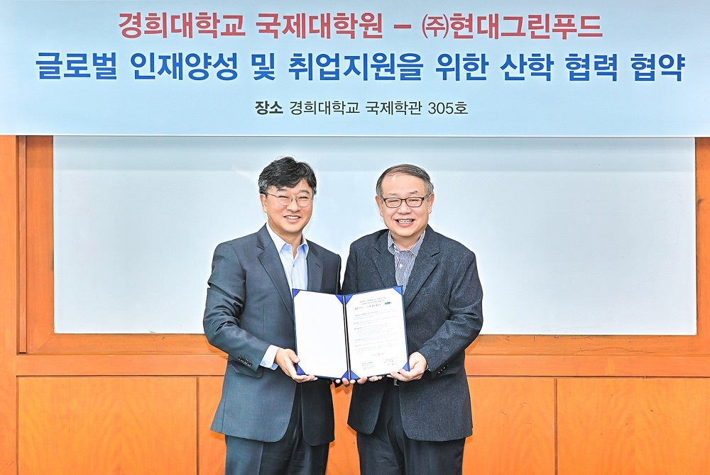 Hyundai Green Food CEO Park Hong-jin, left, and Kyung Hee University Graduate School of Pan-Pacific International Studies Dean Park Hahn-kyu pose for a photo after signing a memorandum of understanding. [HYUNDAI GREEN FOOD]