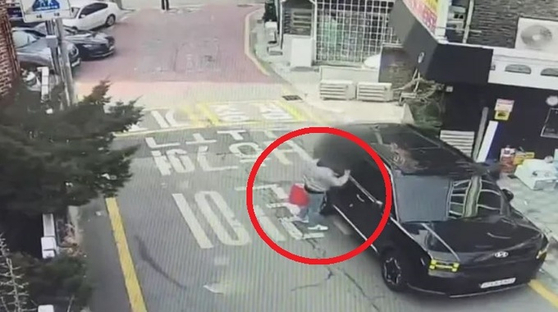 Footage from the arrest shows the dealer knocking on the back door of a black car, driven by undercover police officers posing as buyers, in March. [SEOUL METROPOLITAN POLICE AGENCY]