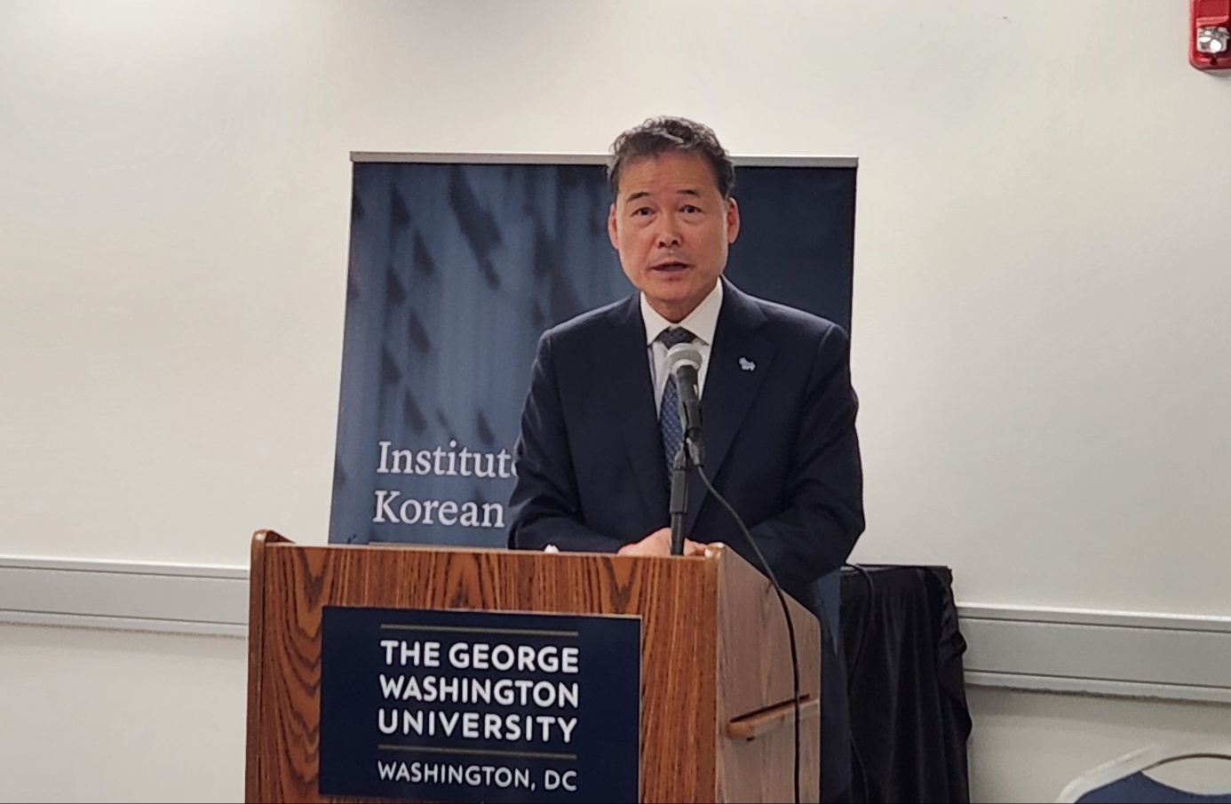 Unification Minister Kim Yung-ho speaks during a lecture at the George Washington University's Institute for Korean Studies in Washington on Thursday. [YONHAP]