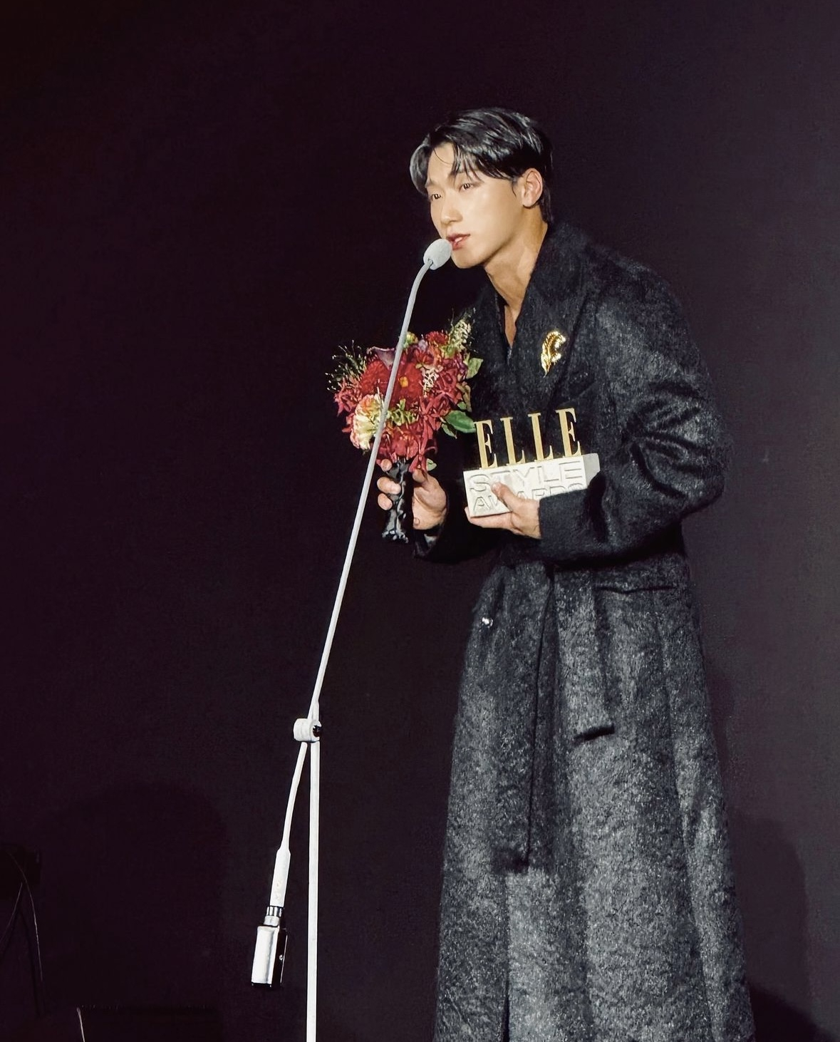 Ateez member San delivers an accpetance speech at Elle Style Awards 2024. [INSTAGRAM]