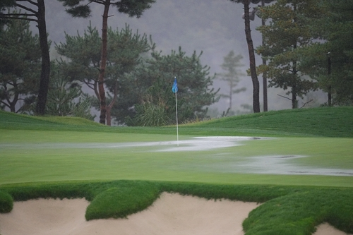 The ninth green at Seowon Hills at Seowon Valley Country Club in Paju, northwest of Seoul, is inundated with rain during the second round of the BMW Ladies Championship on the LPGA Tour on Friday. [BMW KOREA]