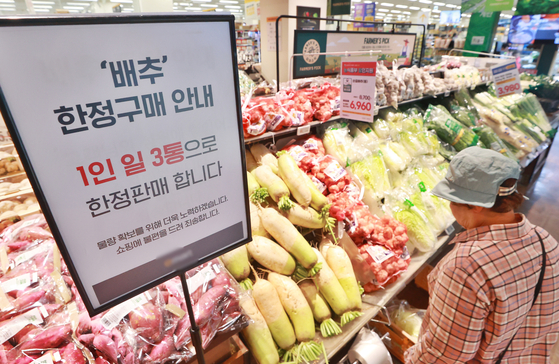 A notice at a supermarket in Seoul limits consumers to three heads of napa cabbage each. [YONHAP]