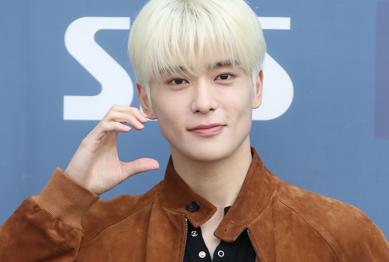 Boy band NCT's Jaehyun poses for a photo outside of SBS's building in Yangcheon District, western Seoul, on Wednesday to promote his latest film, ″You Will Die in 6 Hours.″ [NEWS1]