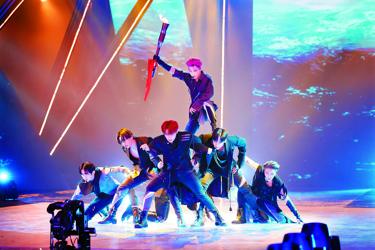 Ateez performs at a competition show in 2021. [MNET]