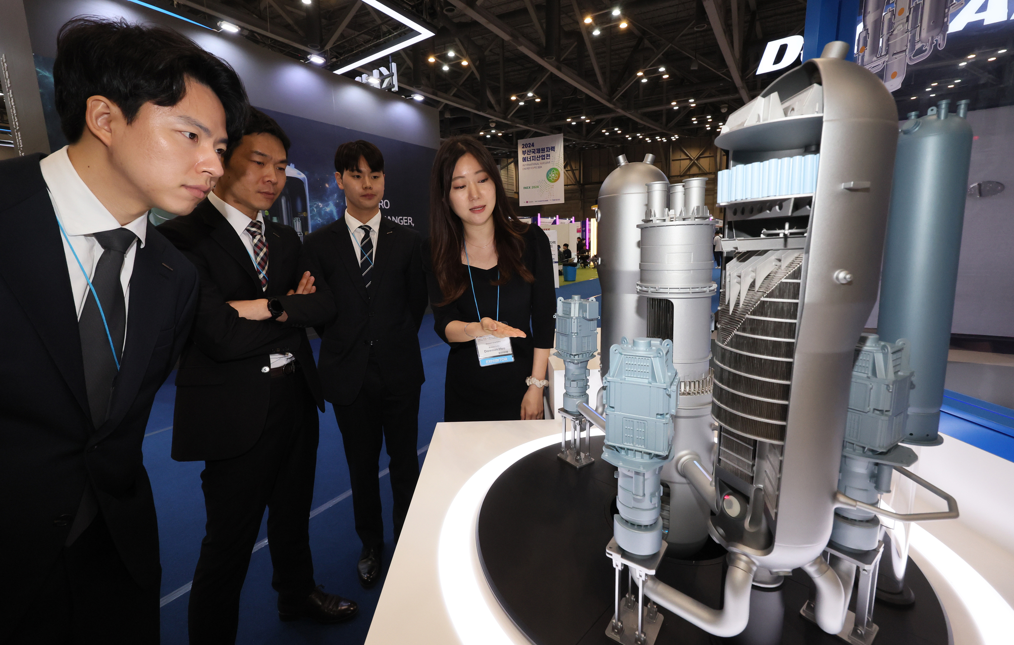 Visitors inspect a nuclear reactor model at the Korea Atomic Power Annual Conference 2024 held in Busan in April. [SONG BONG-GEUN]