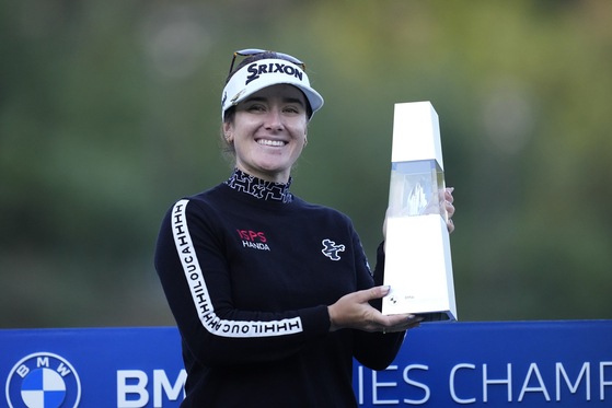 Hannah Green of Australia holds the winning trophy during the awards ceremony after winning the BMW Ladies Championship golf tournament at Seowon Valley Country Club in Paju, Gyeonggi on Sunday. [AP/YONHAP] 