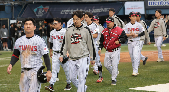 The LG Twins leave the field after losing the second round of KBO playoffs to the Samsung Lions at Jamsil Baseball Stadium in southern Seoul on Saturday.  [YONHAP]