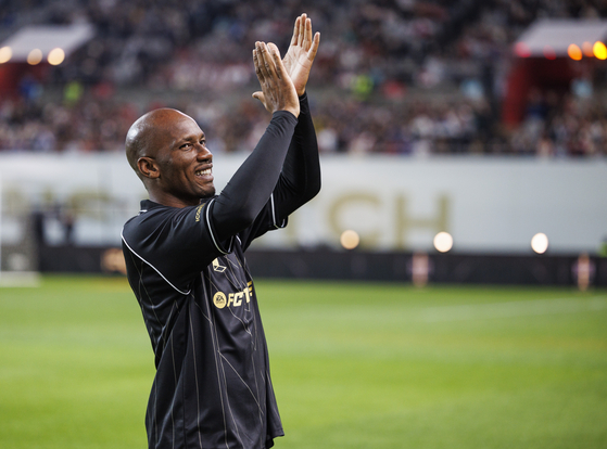 Didier Drogba introduces himself to Korean fans at Seoul World Cup Stadium in western Seoul on Saturday ahead of the Nexon Icons Match preliminary event. [YONHAP]