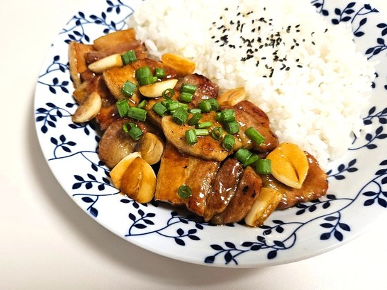 Soy sauce-braised pork belly bowl [SHIN HYE-WON]