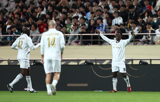 Shield United's Clarence Seedorf, right, celebrates scoring during the Nexon Icons Match against FC Spear at Seoul World Cup Stadium in western Seoul on Sunday. [YONHAP] 