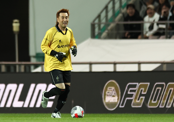 FC Spear's Kim Byung-ji dribbles the ball during the Nexon Icons Match against Shield United at Seoul World Cup Stadium in western Seoul on Sunday. [YONHAP] 