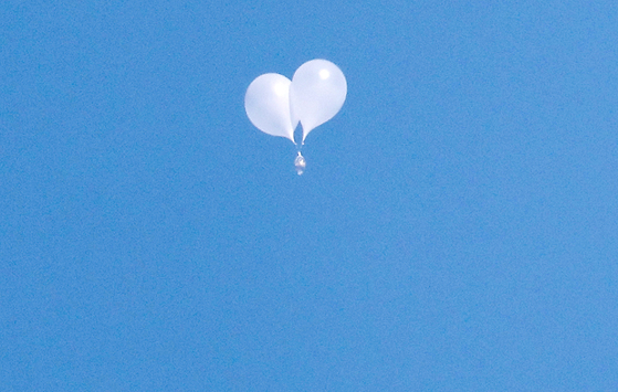 Trash-carrying balloons sent by North Korea are spotted in skies above Seoul on Oct. 8. [YONHAP] 