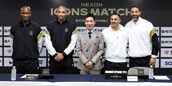 From left: Didier Drogba, Thierry Henry, Head of Nexon's FC Online Park Jung-moo, Fabio Cannavaro and Rio Ferdinand pose for a photo after a press conference at Seoul World Cup Stadium in western Seoul on Saturday. [NEWS1]