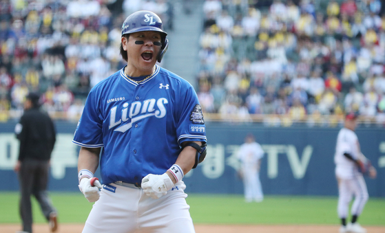 Samsung Lions catcher Kang Min-ho celebrates after hitting a one-run home run at the top eighth during the fourth game of the second round of KBO playoffs against the LG Twins at Jamsil Baseball Stadium in southern Seoul on Saturday.  [NEWS1]