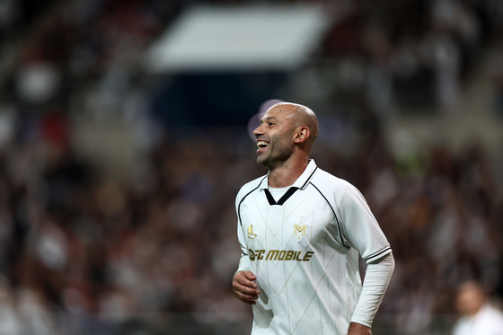 Barcelona legend Javier Mascherano smiles after scoring a goal at Seoul World Cup Stadium on Sunday.  [YONHAP]