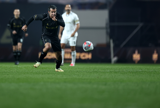 Luis Figo ? Sporting CP, Barcelona, Real Mardid and AC Milan legend ? proves age is just a number as he chases the ball at 51  [YONHAP]