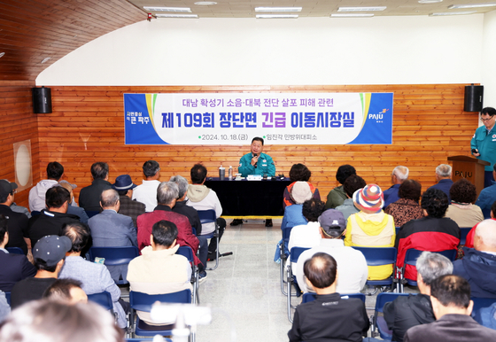 Residents from the villages in Paju, Gyeonggi's demilitarized zone (DMZ) and Civilian Control Line share their grievances with Mayor Kim Kyung-il about the damage caused by North Korea's loudspeaker broadcasts at the civil defense shelter in Imjingak, Paju, Gyeonggi. [PAJU CITY GOVERNMENT]